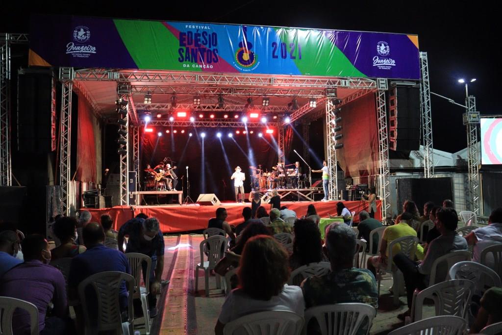 Em sua segunda noite de eliminatórias, Festival Edésio Santos da Canção define as 12 canções finalistas