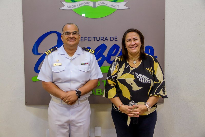 Prefeita Suzana Ramos recebe novo comandante da marinha e reafirma o compromisso em contribuir positivamente com a instituição