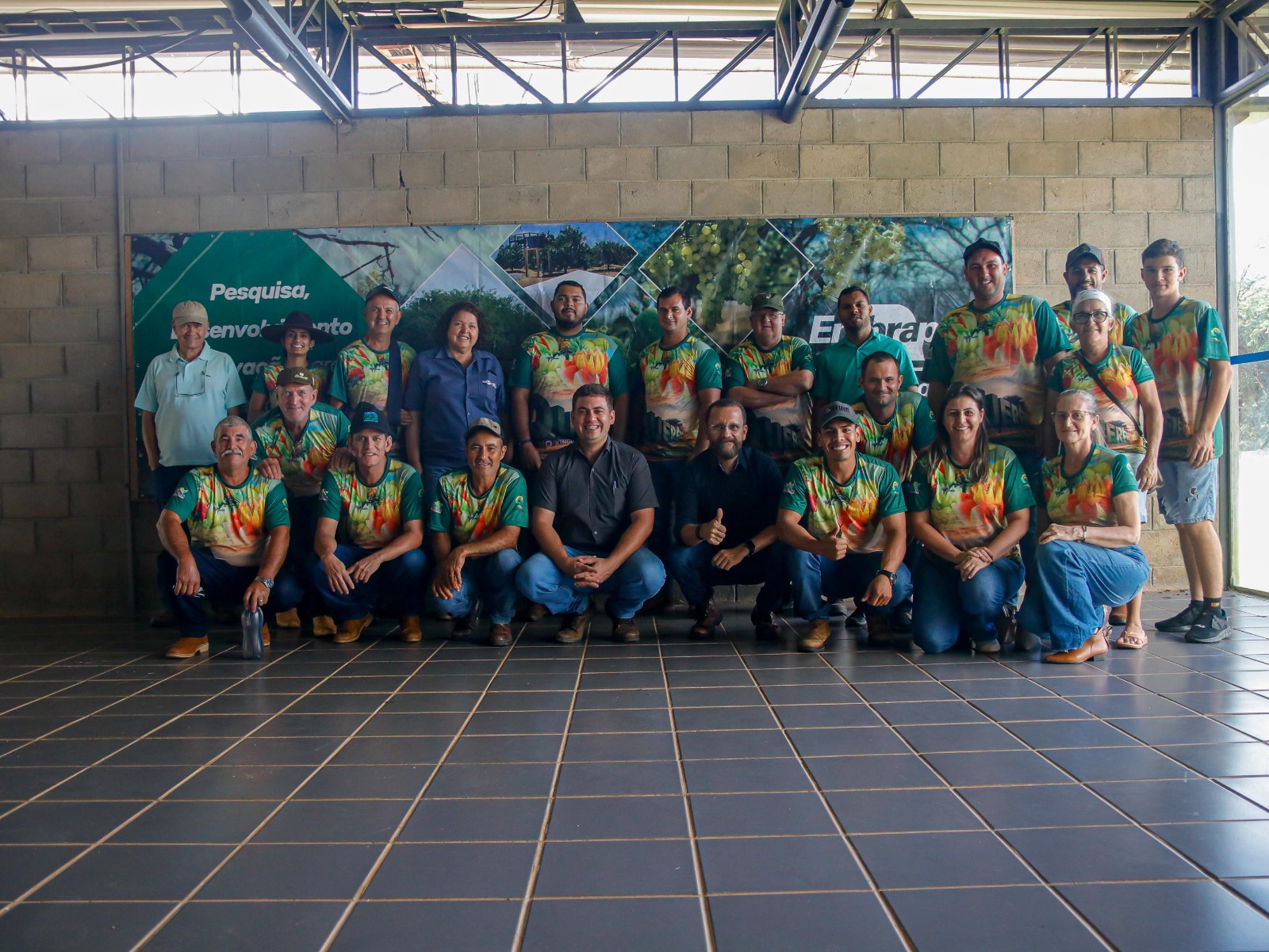 Prefeitura de Juazeiro apresenta modelo de fruticultura desenvolvido no município a grupo de Agricultores do Mato Grosso